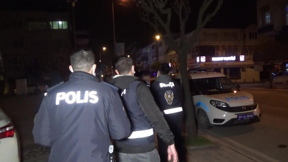 Kısıtlamada sokak kavgası! 2 genç kız ile 2 erkek arasında çıkan tartışma karakolda bitti