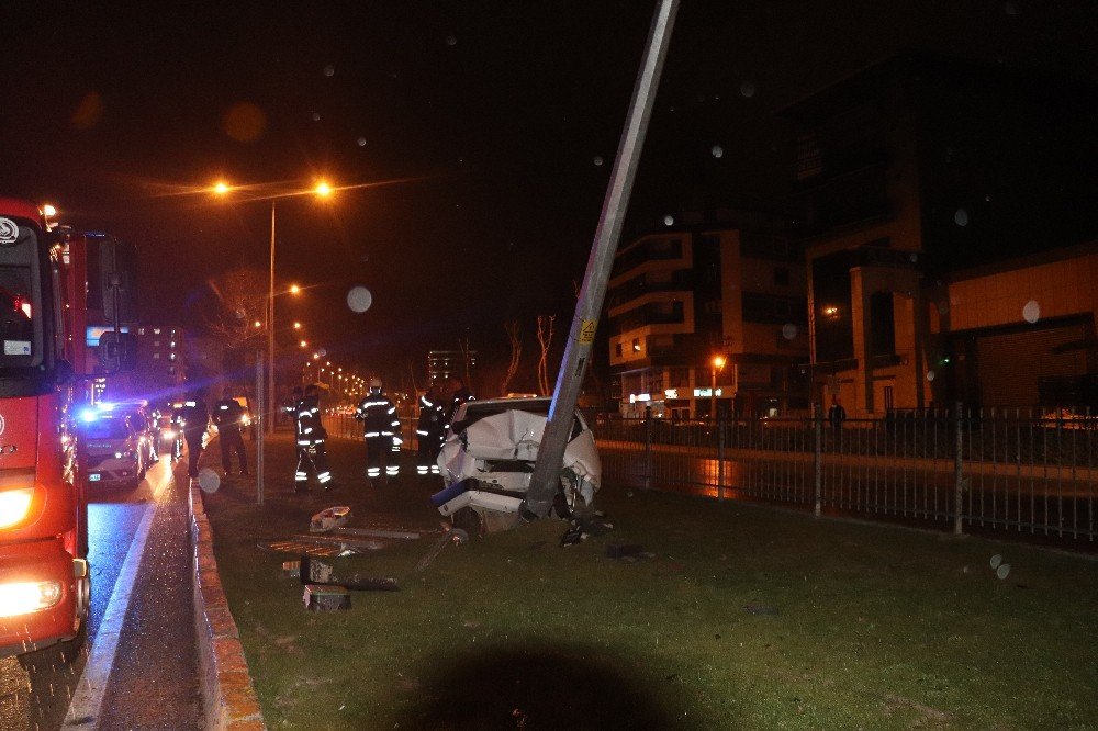 Yağmurla kayganlaşan yolda aydınlatma direğine çarpan araç hurdaya döndü