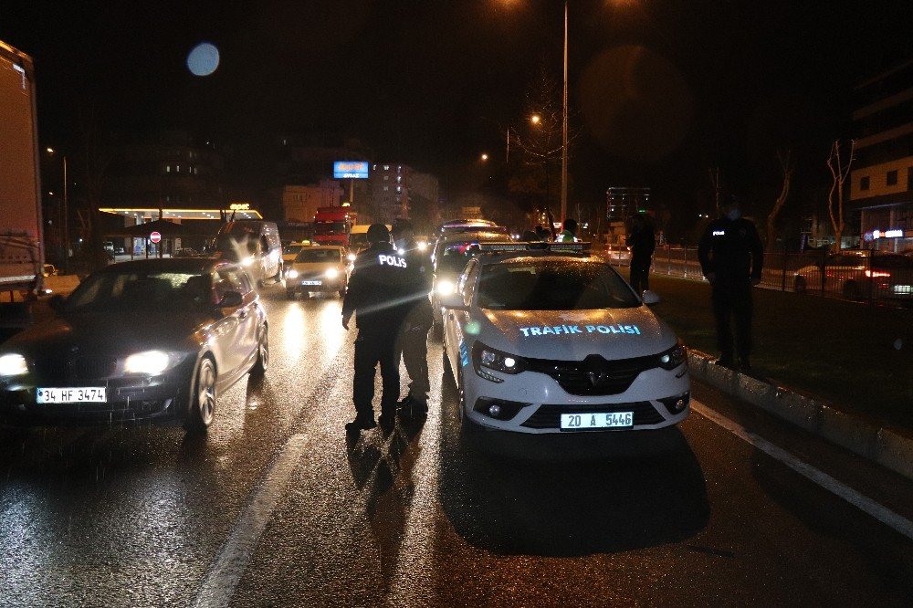 Yağmurla kayganlaşan yolda aydınlatma direğine çarpan araç hurdaya döndü