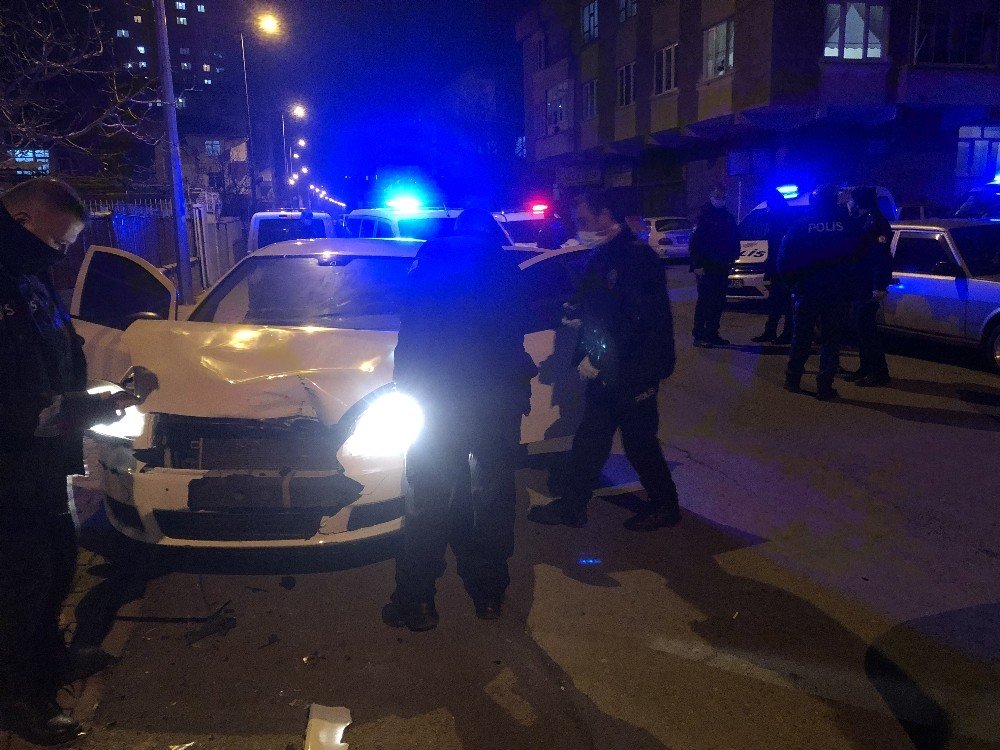 'Dur' ihtarına uymayan sürücü kaza yapınca yakalandı! Otomobil çalıntı çıktı
