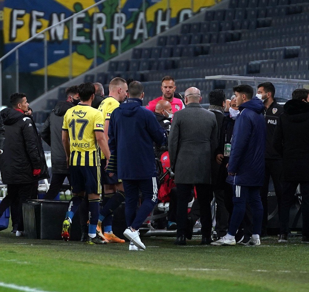 Fenerbahçe - Antalyaspor maçı sonrası Kadıköy karıştı! Kartlar havada uçuştu