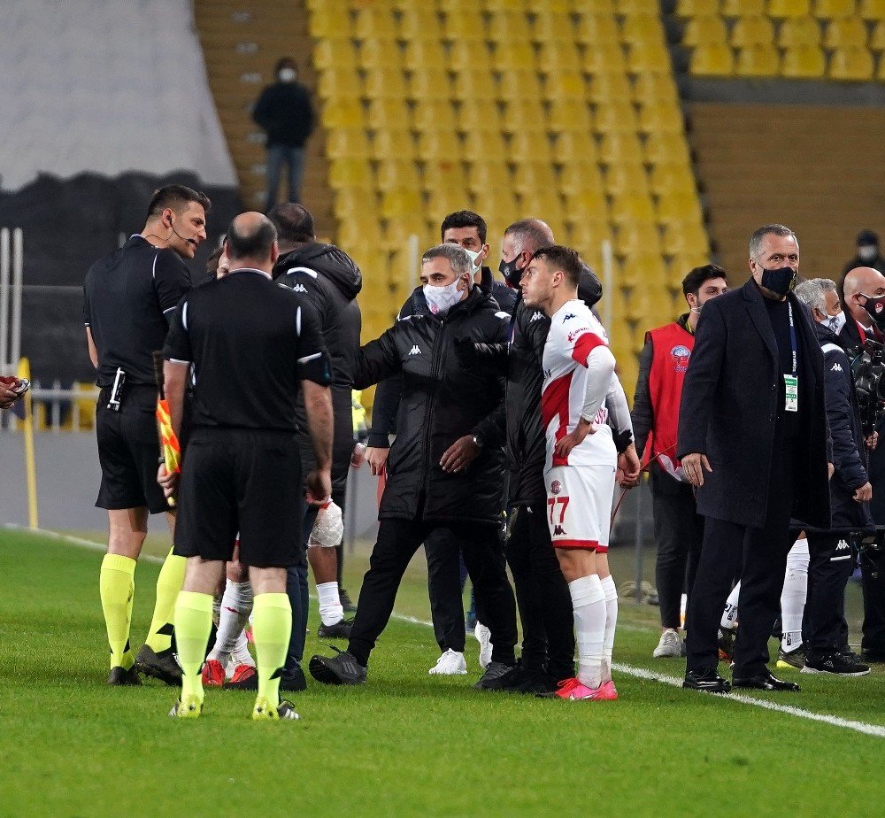 Fenerbahçe - Antalyaspor maçı sonrası Kadıköy karıştı! Kartlar havada uçuştu
