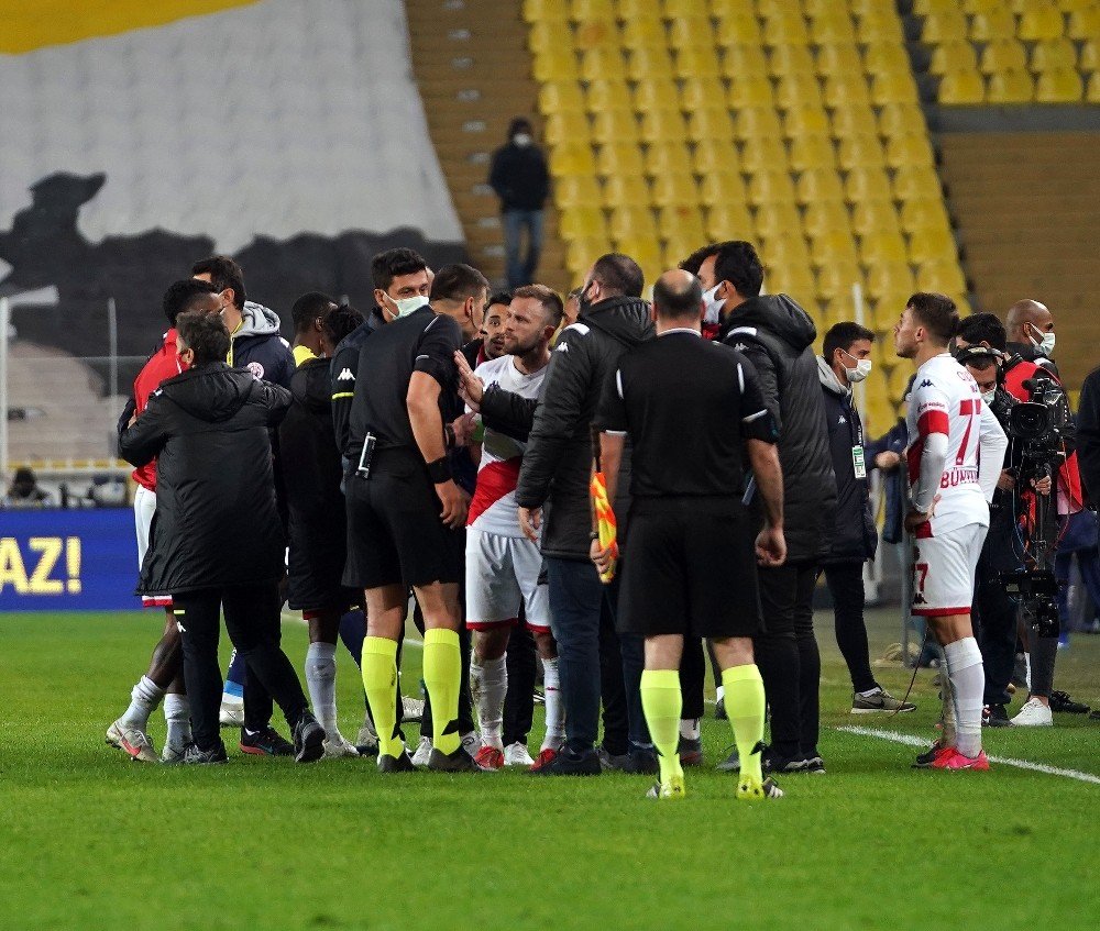 Fenerbahçe - Antalyaspor maçı sonrası Kadıköy karıştı! Kartlar havada uçuştu