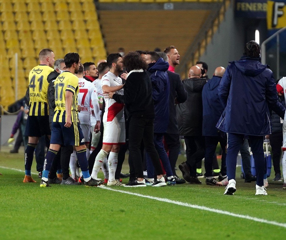 Fenerbahçe - Antalyaspor maçı sonrası Kadıköy karıştı! Kartlar havada uçuştu