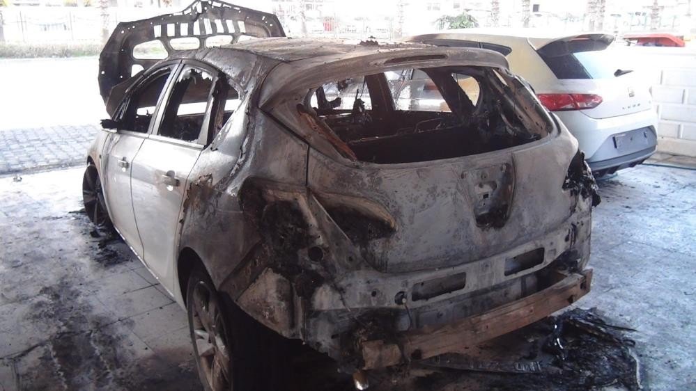 Lüks otomobilleri yakan kaslı kundakçılar kameralara yakalandı