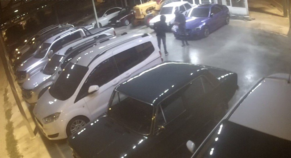 Lüks otomobilleri yakan kaslı kundakçılar kameralara yakalandı