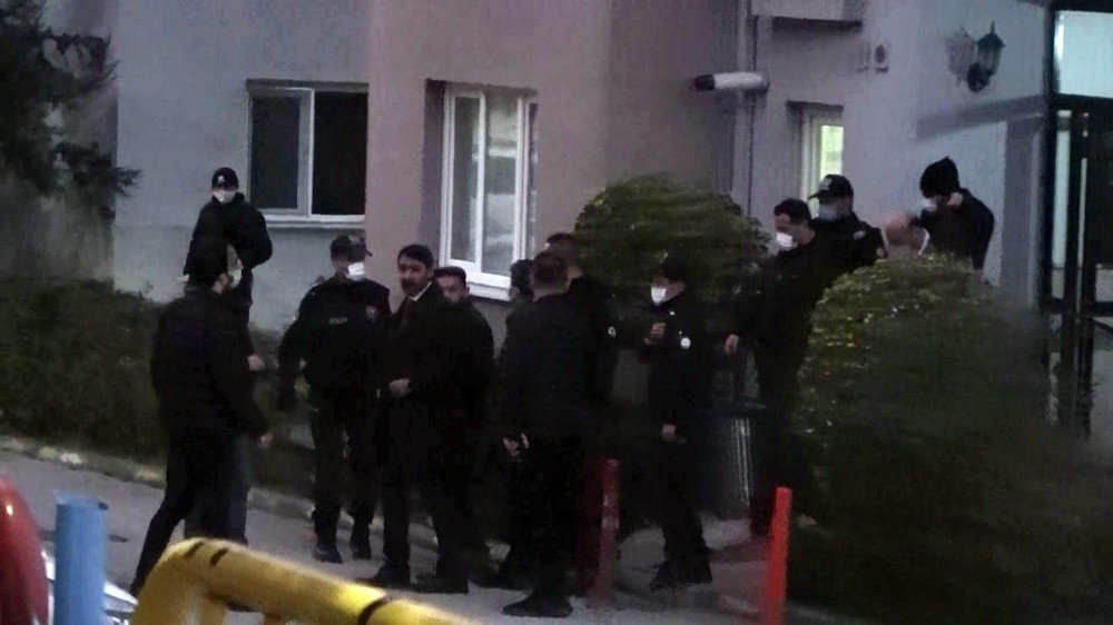 Uzaklaştırma kararı olan öfkeli koca eşini ve kızını rehin aldı