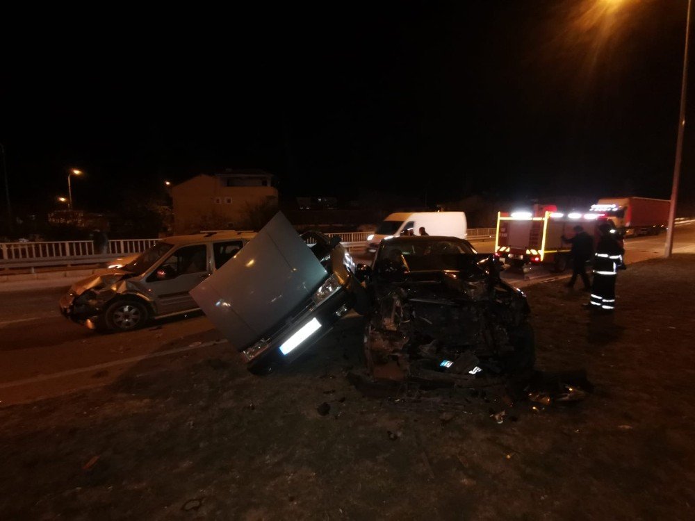 Afyon’da bir garip kaza! 3 araç birbirine girdi
