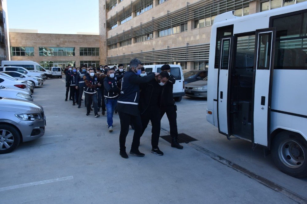 Antalya'da silahlı yaralama tehdit ve yağma suç çetesi çökertildi