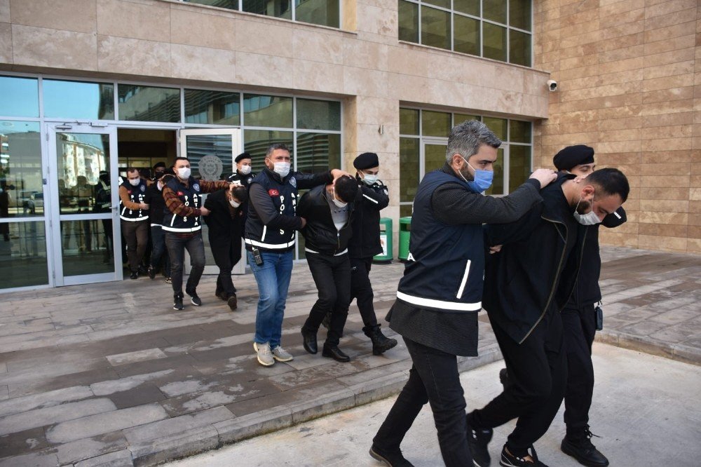 Antalya'da silahlı yaralama tehdit ve yağma suç çetesi çökertildi