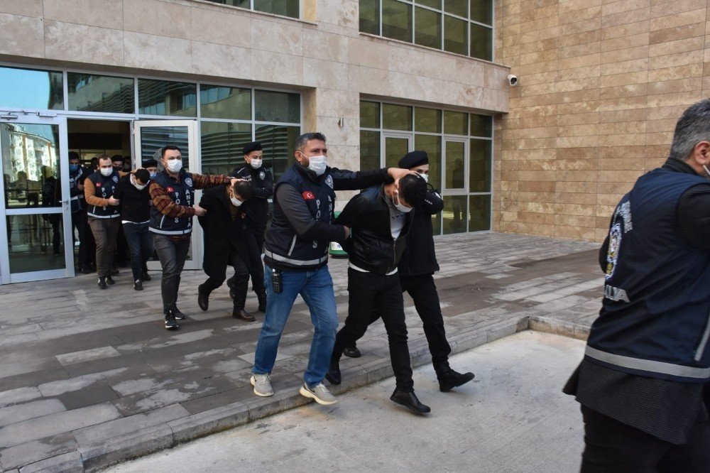 Antalya'da silahlı yaralama tehdit ve yağma suç çetesi çökertildi