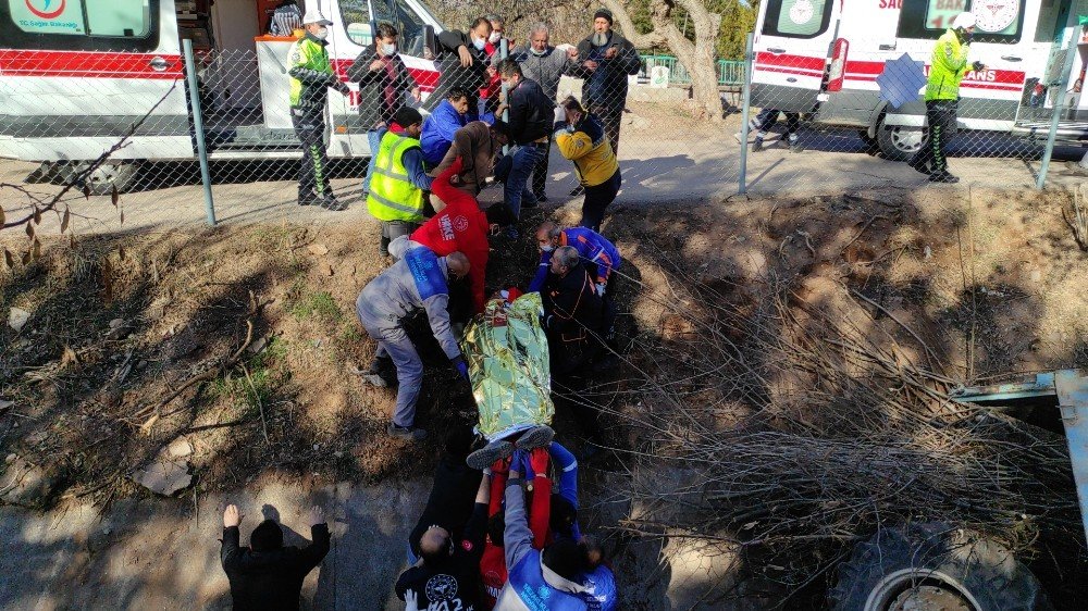 Mezarlıkta temizlik yaparken traktörle sulama kanalına uçtu! AFAD ve UMKE kurtardı