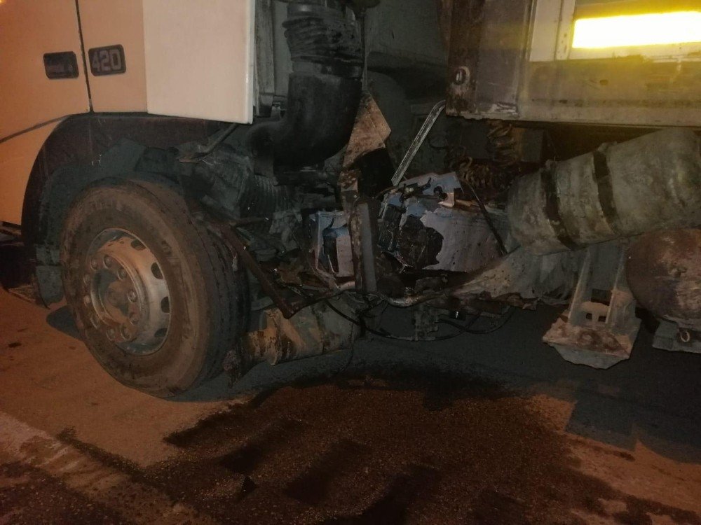 Önce bariyere sonra tıra çarptı!