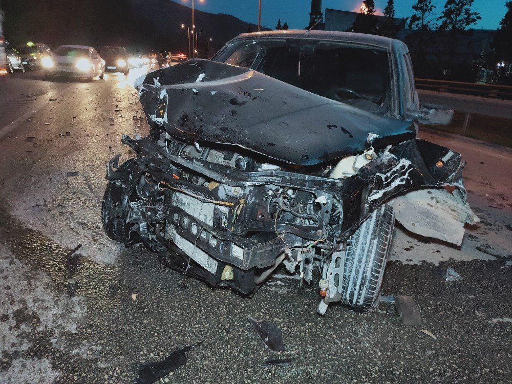 Önce bariyere sonra tıra çarptı!