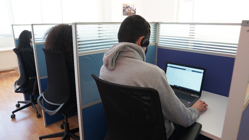 SGDD-ASAM'dan sığınmacılar için 5 farklı dilde danışmanlık hattı