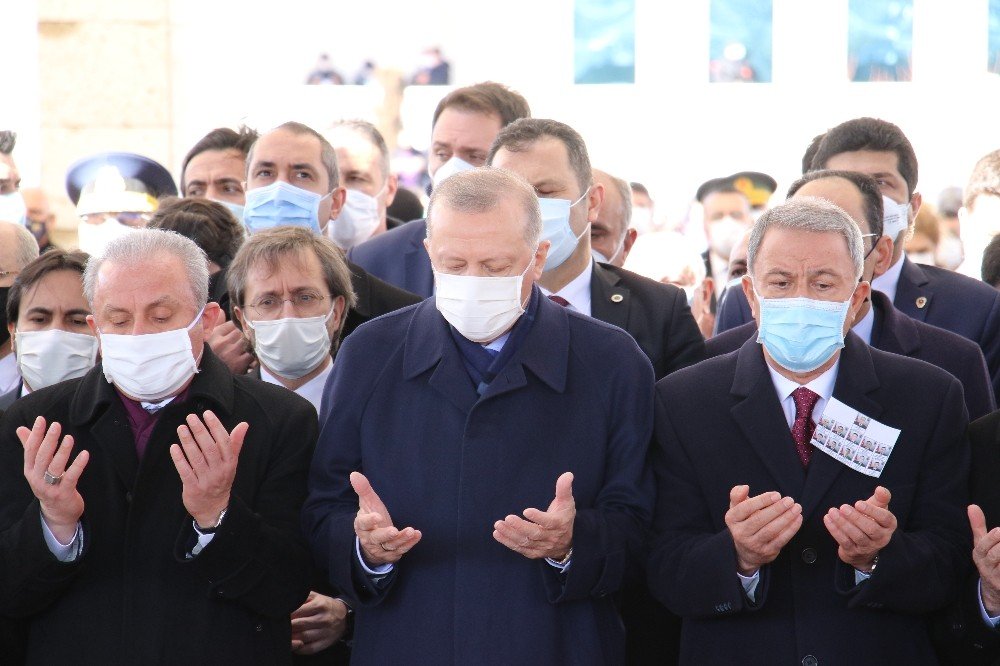 Türkiye Şehitlerini dualarla uğurladı!