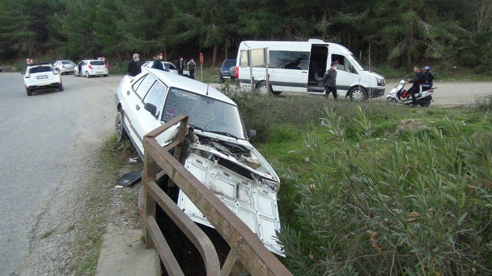 Yoldan çıkan otomobil köprüde asılı kaldı! Sıkıştırıldığını iddia etti