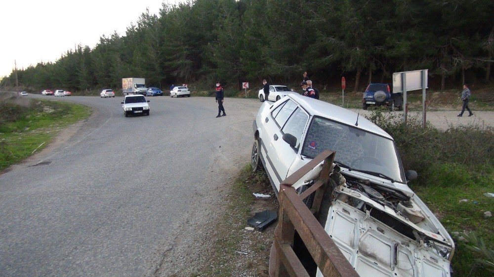 Yoldan çıkan otomobil köprüde asılı kaldı! Sıkıştırıldığını iddia etti