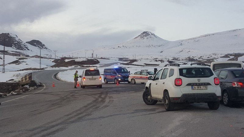 11 askerin şehit olduğu helikopterin enkazı olay yerinden kaldırılıyor