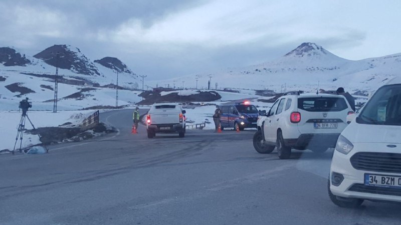 11 askerin şehit olduğu helikopterin enkazı olay yerinden kaldırılıyor