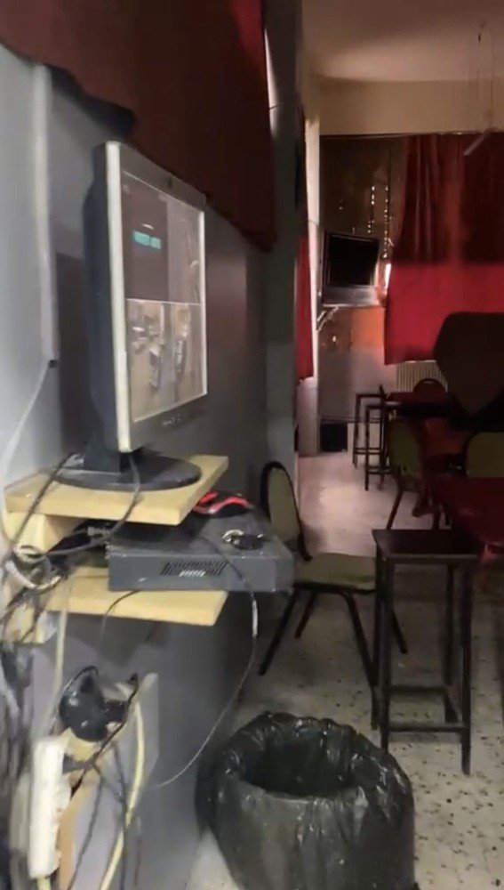 Kuaför görünümlü kıraathaneye baskın!