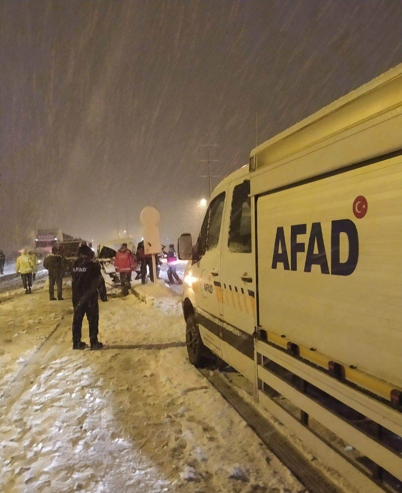 Kar yağışı kazayı da beraberinde getirdi! Kamyonet tırla çarpıştı