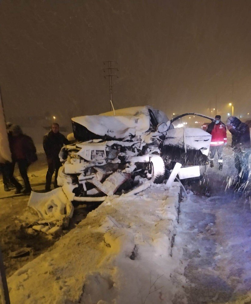 Kar yağışı kazayı da beraberinde getirdi! Kamyonet tırla çarpıştı