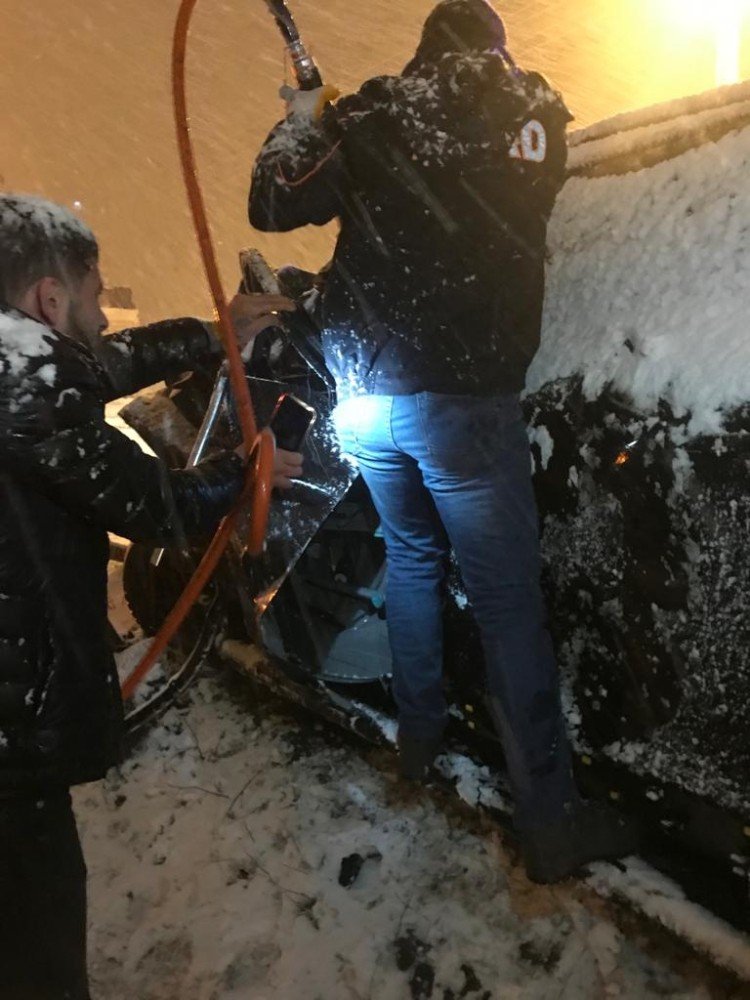 Kar yağışı kazayı da beraberinde getirdi! Kamyonet tırla çarpıştı