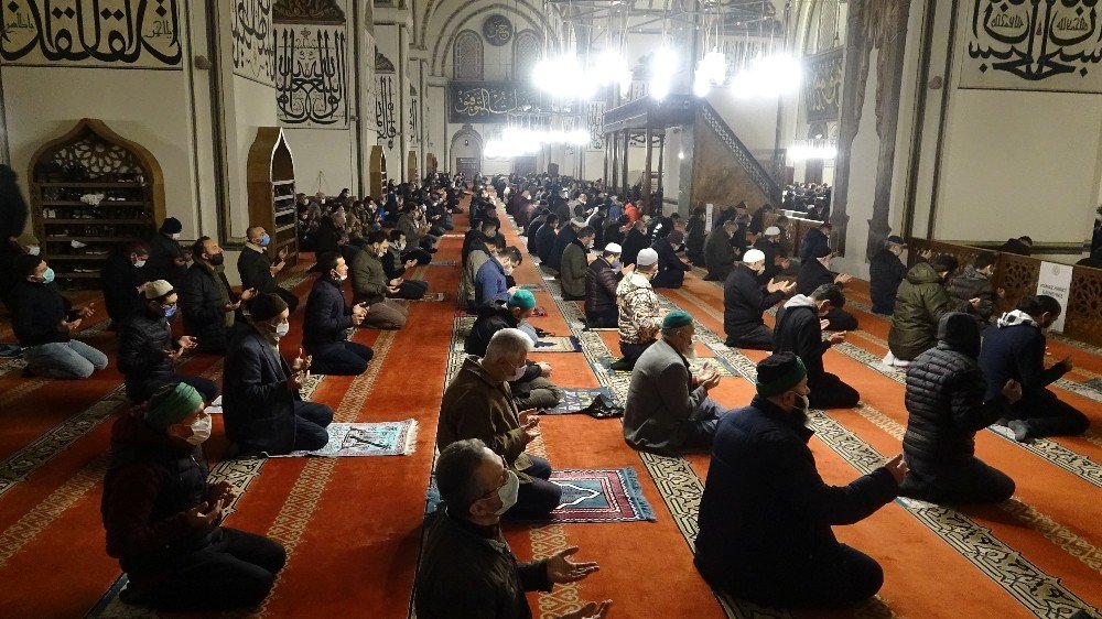 Kısıtlamanın kalktığı kentte tarihi camilerde bayram havası