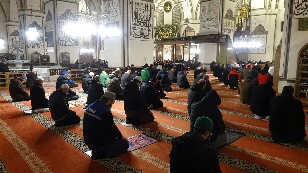 Kısıtlamanın kalktığı kentte tarihi camilerde bayram havası