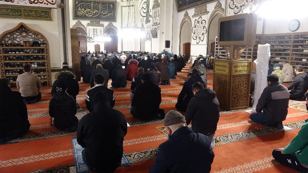 Kısıtlamanın kalktığı kentte tarihi camilerde bayram havası