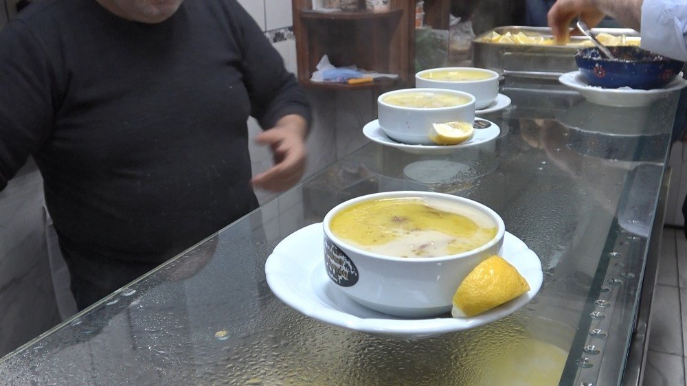 Kısıtlamanın kalktığı kentte tarihi camilerde bayram havası