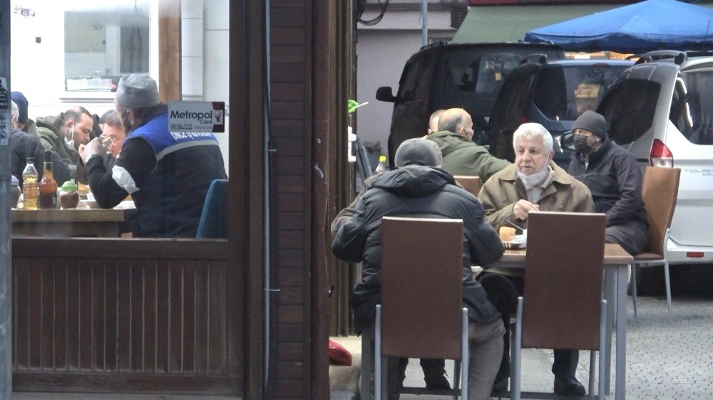 Kısıtlamanın kalktığı kentte tarihi camilerde bayram havası