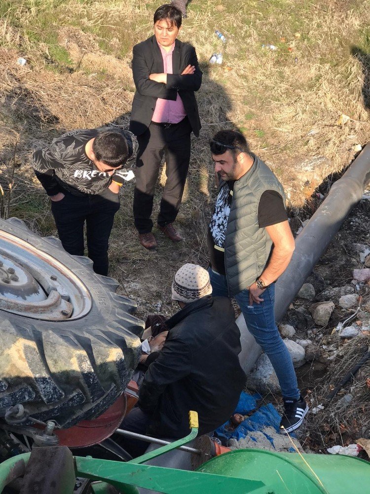Kızılören'de traktörüyle kaza yaptı! Yoldan geçen sağlık görevlileri hayatını kurtardı