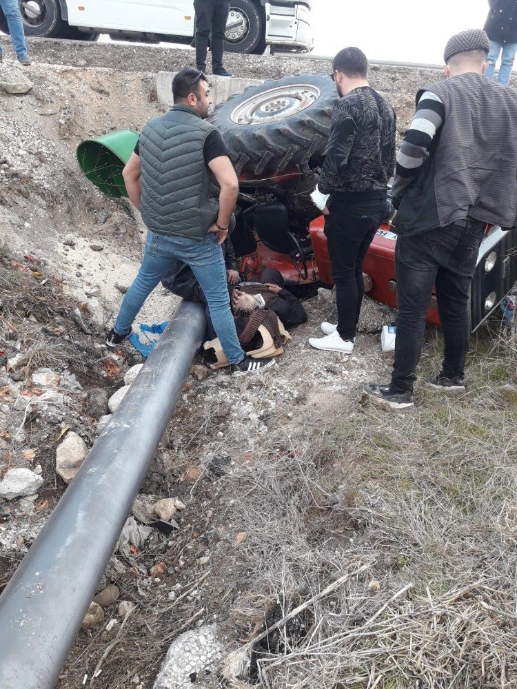 Kızılören'de traktörüyle kaza yaptı! Yoldan geçen sağlık görevlileri hayatını kurtardı