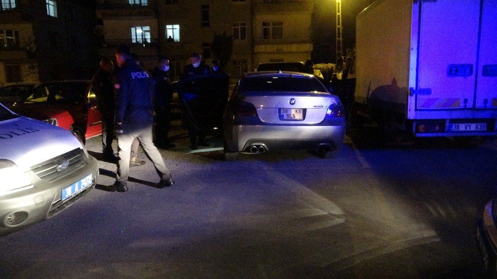 Polisin 'dur' ihtarına uymayarak kaçan şahıs lastiği patlayınca otomobilini de bırakıp gitti