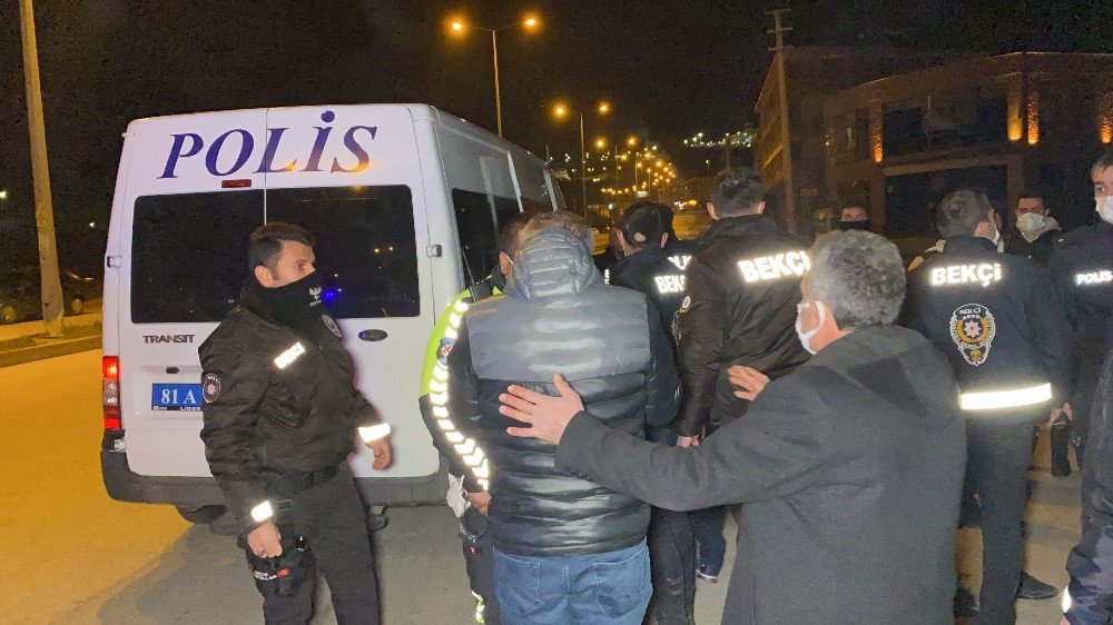 Kısıtlamada sokağa çıkan 3 şahıs ortalığı birbirine kattı! Çok sayıda kişi gözaltına alındı