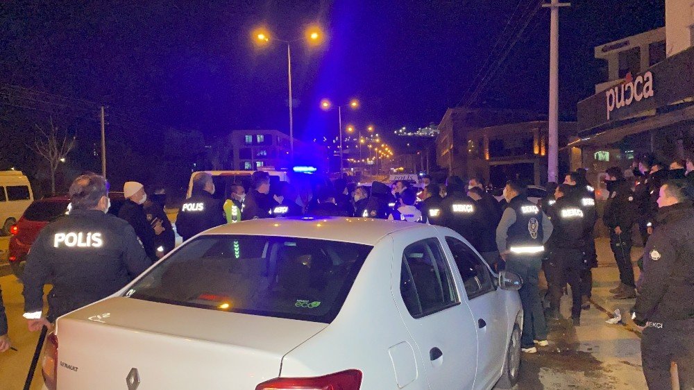 Kısıtlamada sokağa çıkan 3 şahıs ortalığı birbirine kattı! Çok sayıda kişi gözaltına alındı