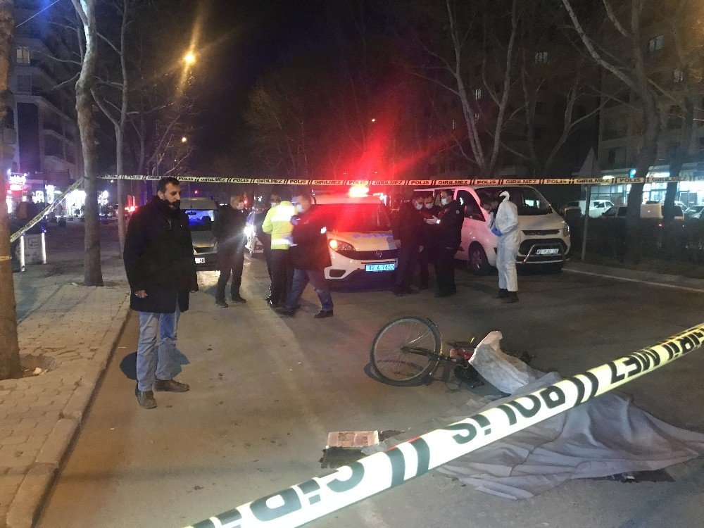 Konya'da feci kaza! Otomobilin aynasına çarparak düşen bisikletli kamyonun altında can verdi