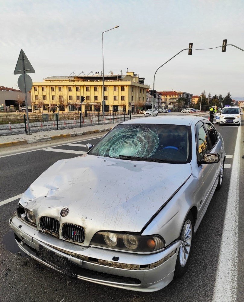 Otomobil ile motosiklet çarpıştı! Çarpışmanın şiddetiyle uçan sürücü ağır yaralandı