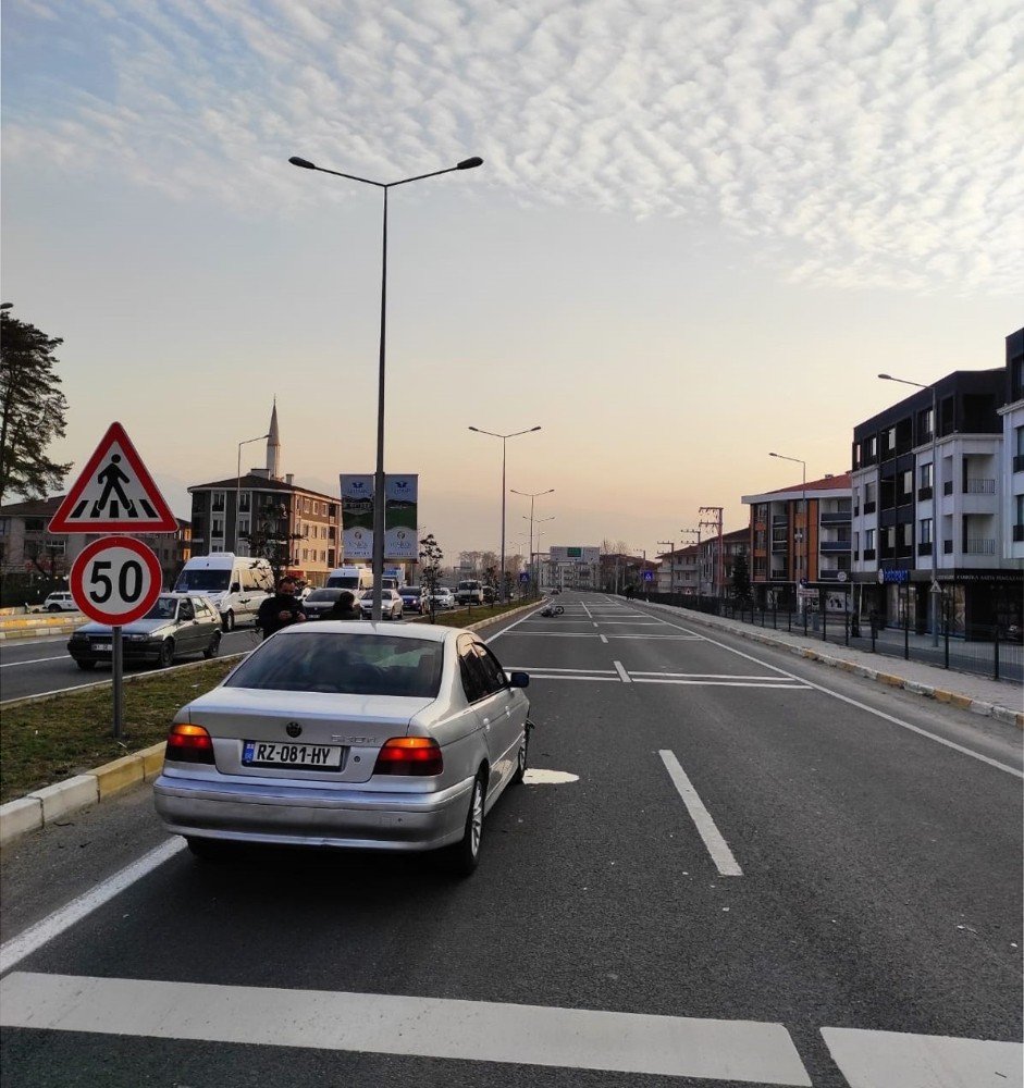 Otomobil ile motosiklet çarpıştı! Çarpışmanın şiddetiyle uçan sürücü ağır yaralandı