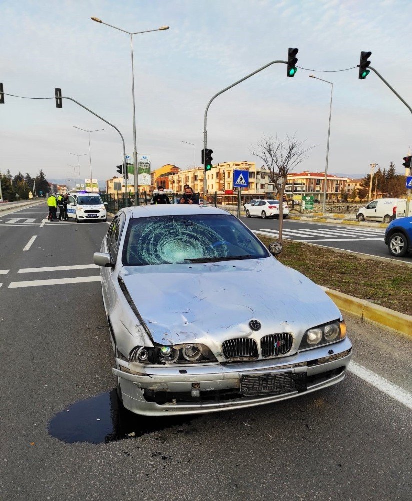 Otomobil ile motosiklet çarpıştı! Çarpışmanın şiddetiyle uçan sürücü ağır yaralandı