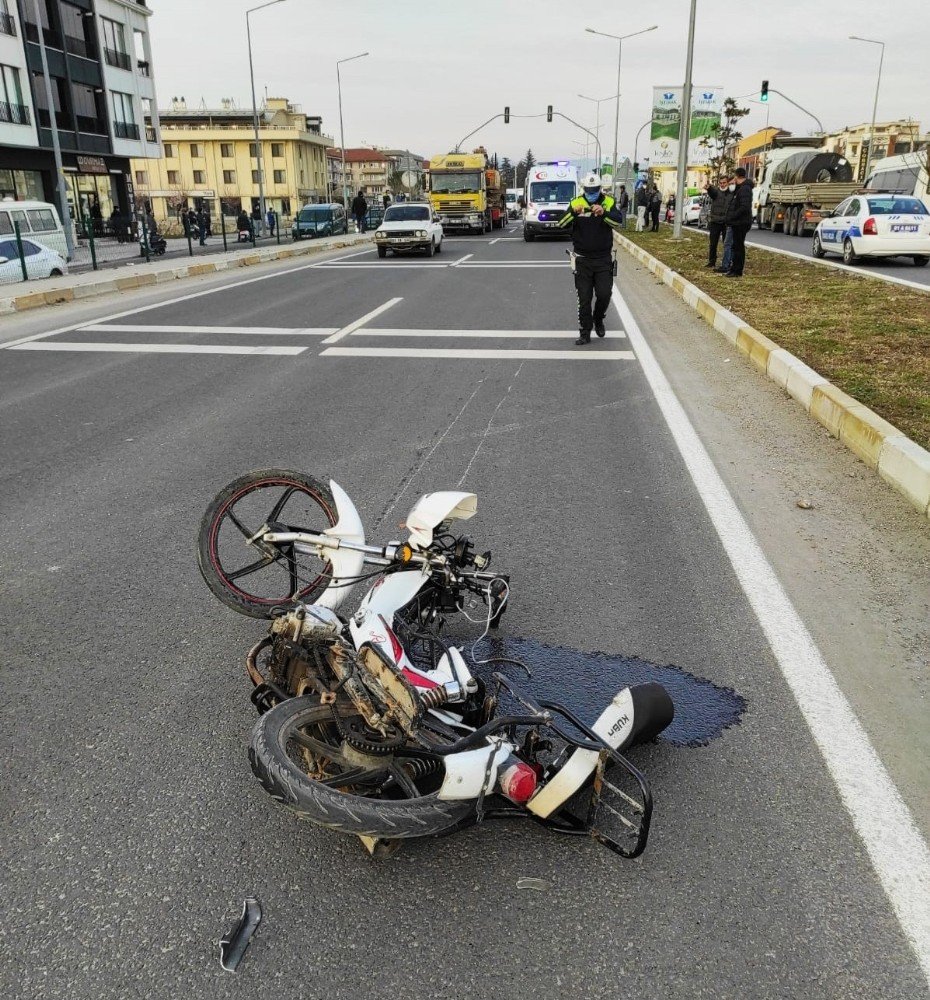 Otomobil ile motosiklet çarpıştı! Çarpışmanın şiddetiyle uçan sürücü ağır yaralandı