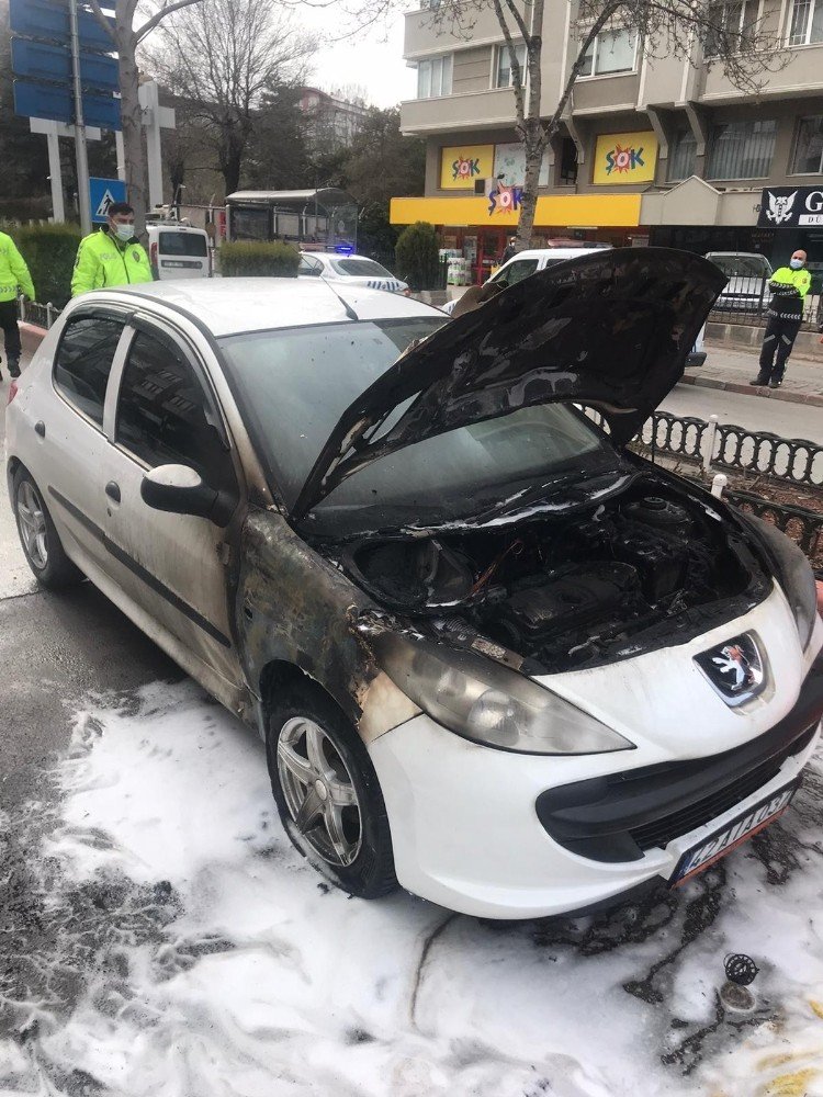 Seyir halinde alev alev yanan aracın sürücüsü son anda kurtuldu