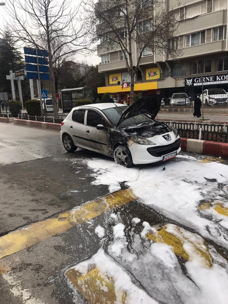 Seyir halinde alev alev yanan aracın sürücüsü son anda kurtuldu