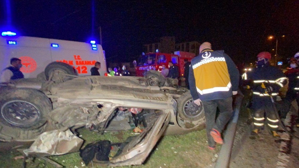 Düğünden dönen ailenin bulunduğu otomobil taklalar attı! 2’si ağır 4 yaralı