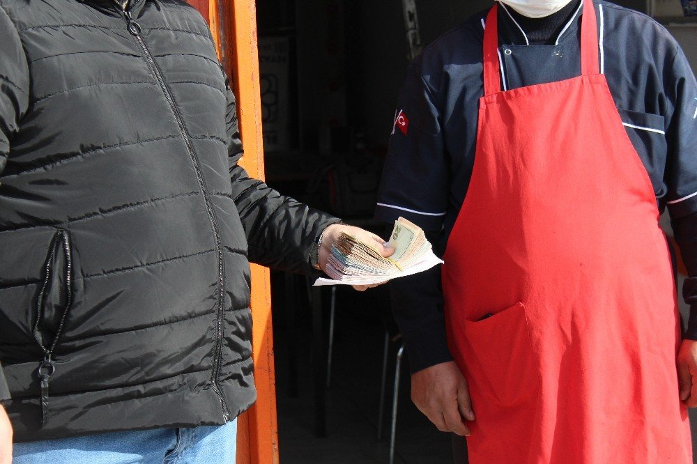 Gece yarısı hesabına 19 bin lira yattı! Yanlışlığı anlayınca sahibine teslim etti