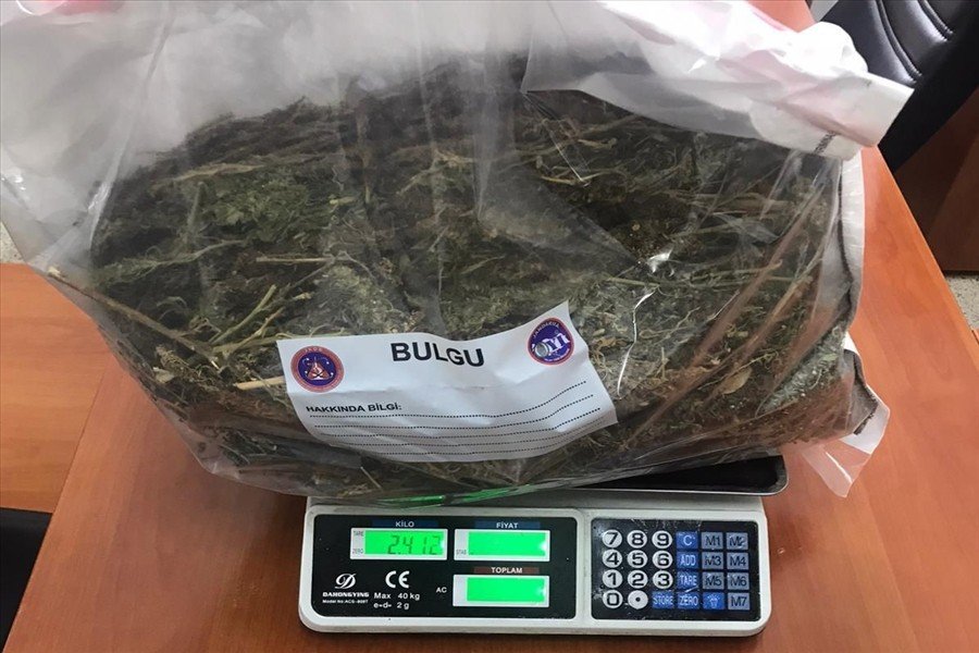 Hudut kartalları kaçağa geçit vermiyor! Kaçak silah patlayıcı sigara ve uyuşturucu yakalandı