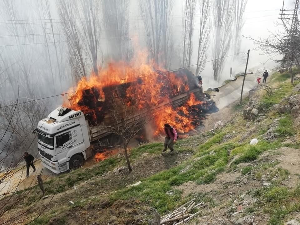 Konya'da saman balyası yüklü tır alev alev yandı! Sürücü canını zor kurtardı