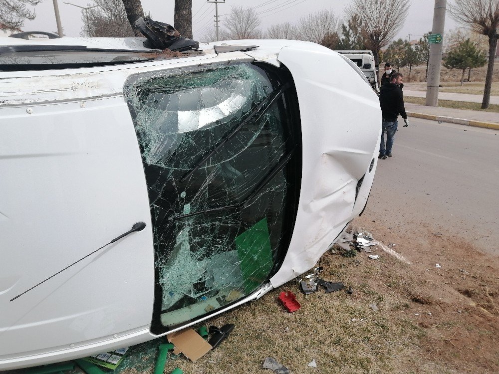 Otomobille çarpışan ticari araç refüjde takla attı! 3 yaralı